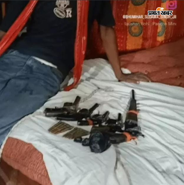 1 हथियार रखकर चिकन पार्टी करते हुए आरोपी वायरल फोटो 2 बिस्तर पर हथियार का प्रदर्शन करते हुए वायरल फोटो | Prabhat Khabar Network