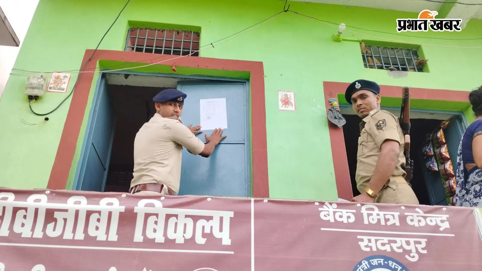 राहुल हत्याकांड में फरार आरोपित गौरव के घर पर पुलिस ने चिपकाया इश्तेहार, सरेंडर नहीं करने पर होगी कुर्की-जब्ती