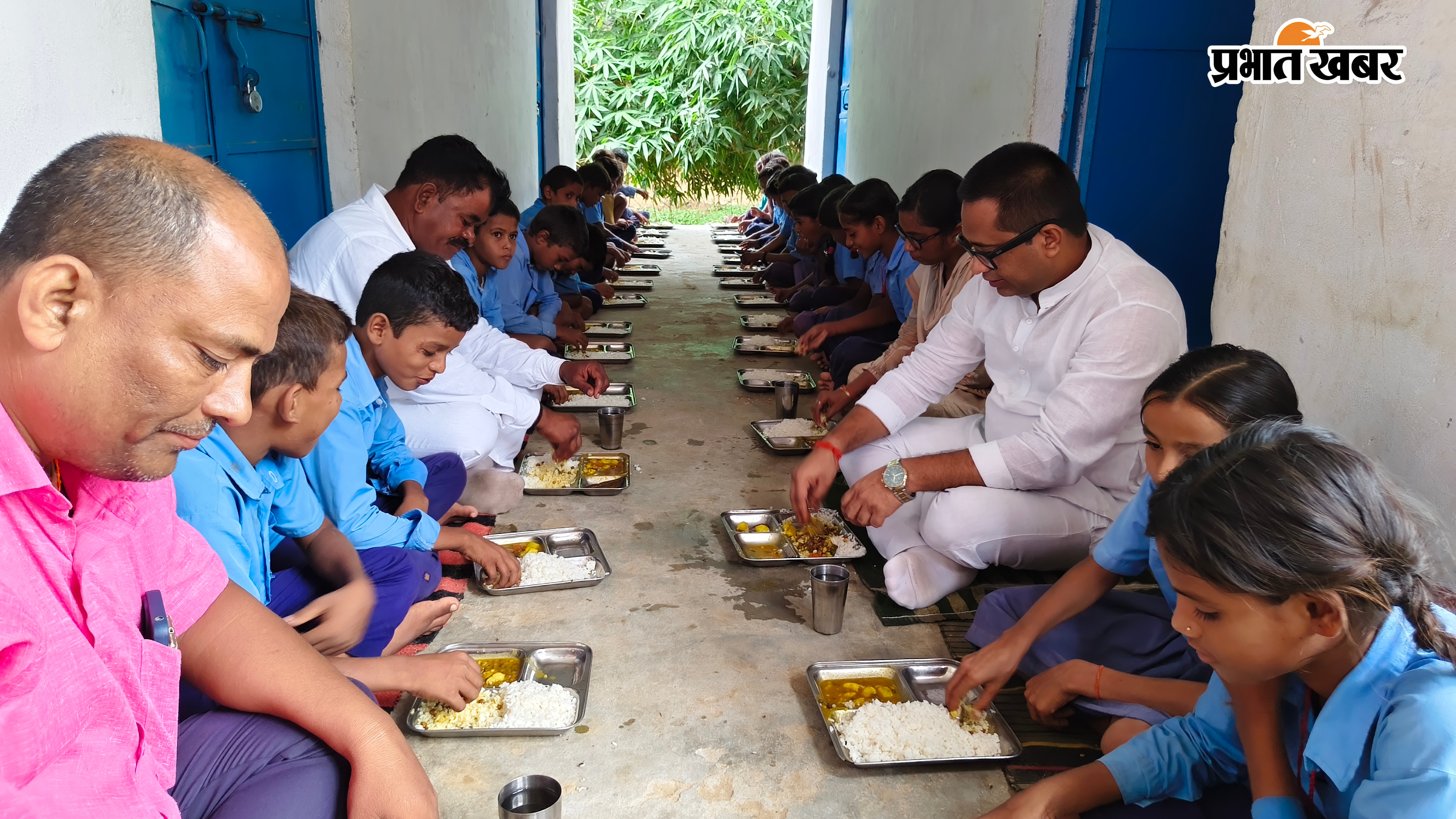 बच्चों के साथ भोजन करते विधायक, स्कूल का निरीक्षण करते विधायक, बच्चों के साथ फोटोग्राफी करवाएं विधायक | Prabhat Khabar Network