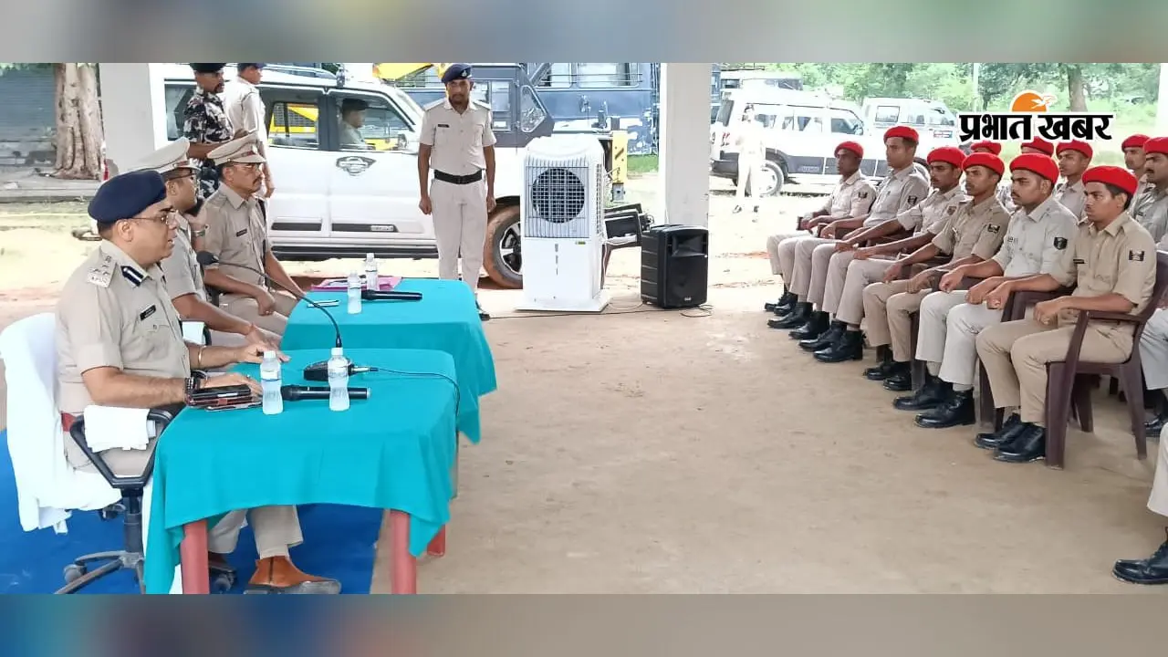 भभुआ: शाहाबाद DIG ने साइबर थाना व पुलिस लाइन का किया निरीक्षण, लंबित केसों के त्वरित निष्पादन का निर्देश