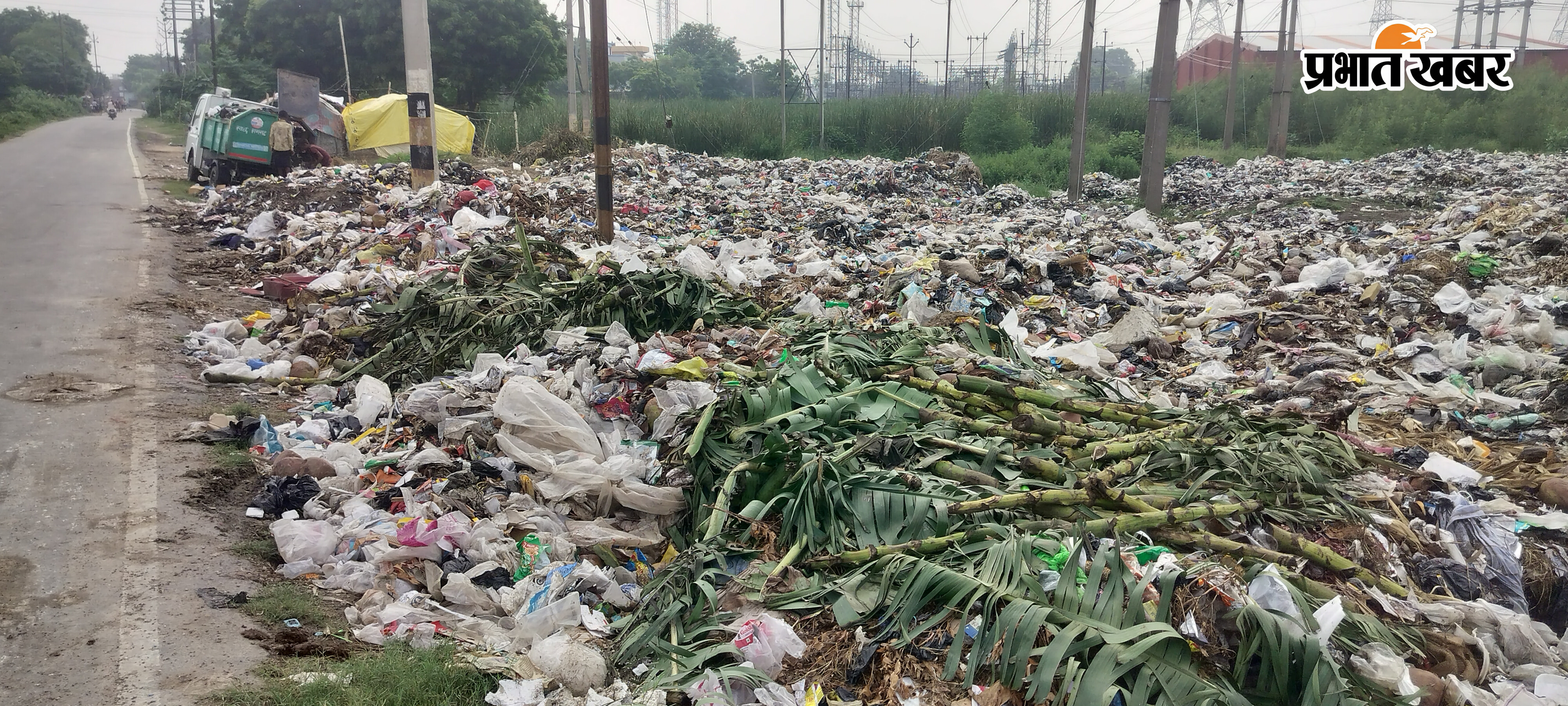 कूड़ा वाहन से कचरा उतारते किशोरदेवहलिया मुख्य सड़क किनारे लगा कूड़े का ढेर | Prabhat Khabar Network