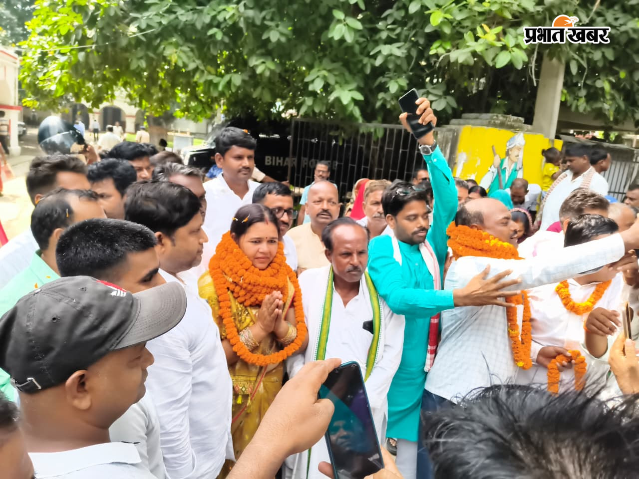 नोट: फोटो नंबर 19 सीएचपी 6 है कैप्सन होगा-अपने समर्थकों के साथ प्रमुख | Prabhat Khabar Network