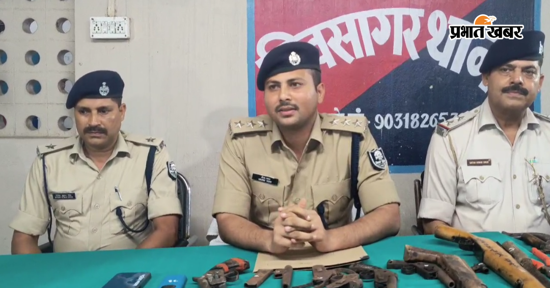 फोटो - शिवसागर थाना परिसर में प्रेस ब्रीफिंग करते डीएसपी | Prabhat Khabar Network