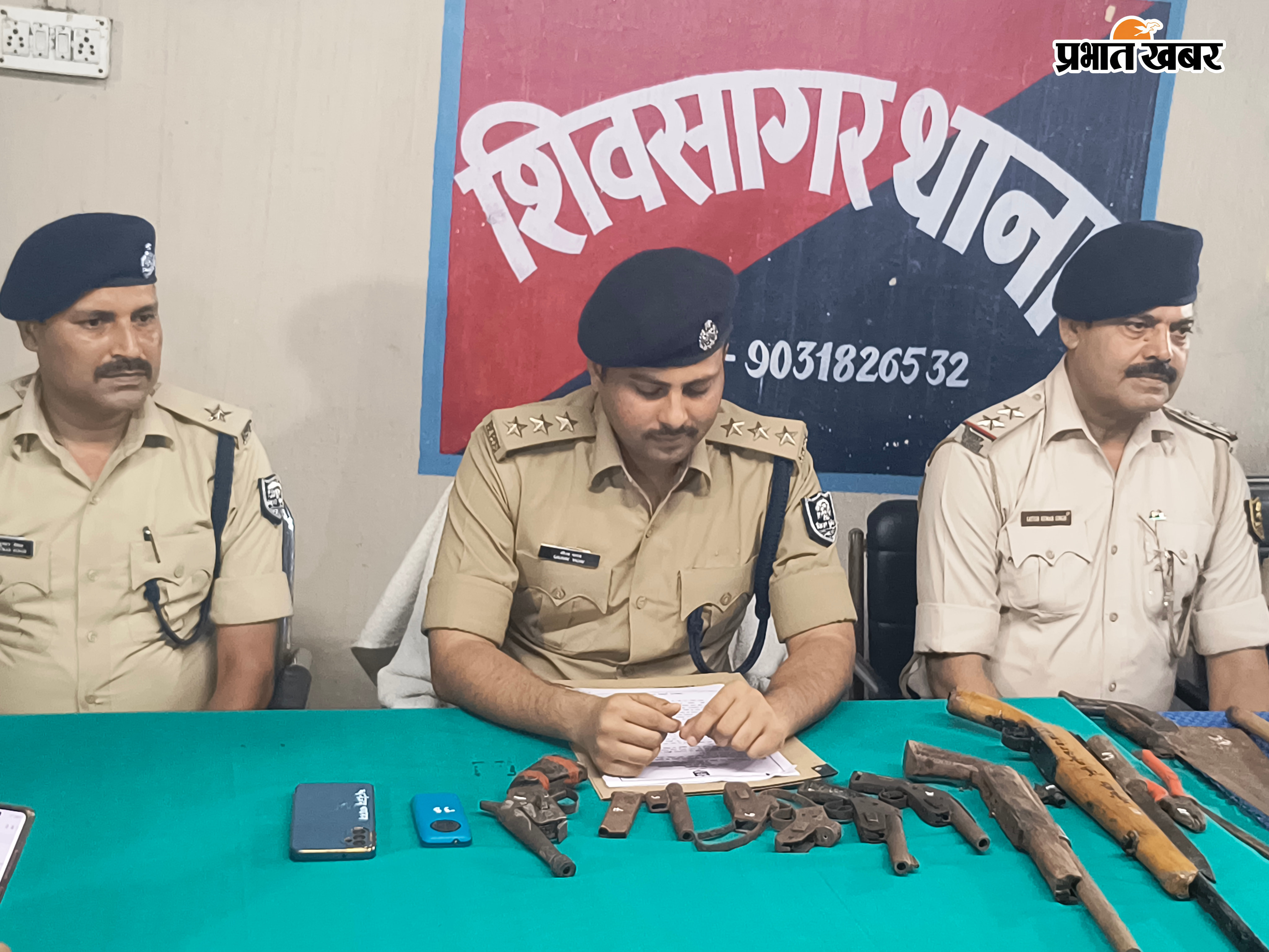 फोटो - शिवसागर थाना परिसर में प्रेस ब्रीफिंग करते डीएसपी | Prabhat Khabar Network