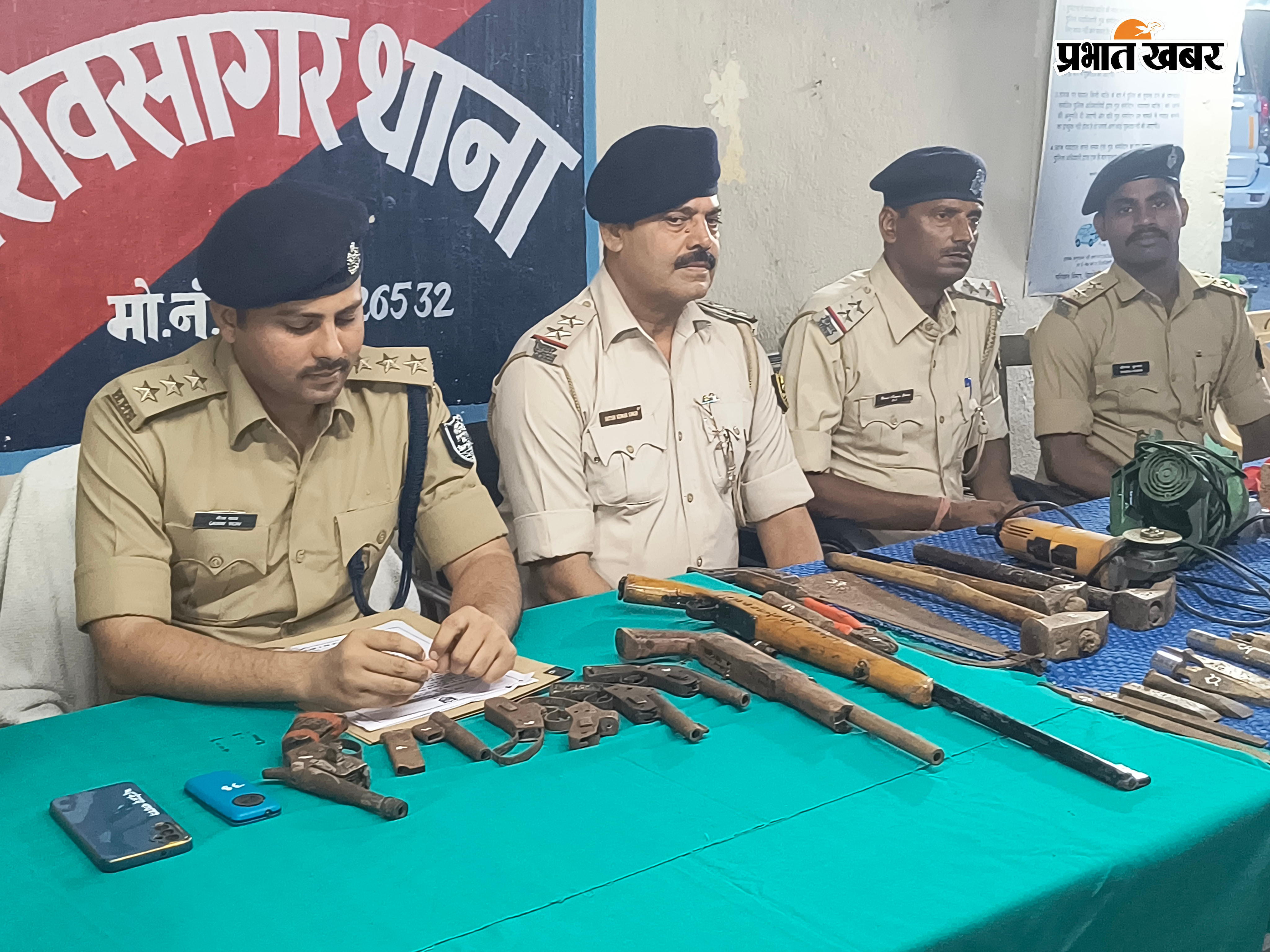 फोटो - शिवसागर थाना परिसर में प्रेस ब्रीफिंग करते डीएसपी | Prabhat Khabar Network