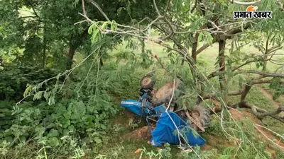बोलेरो को बचाने में 20 फीट नीचे पलटा ट्रैक्टर, तीन घायल