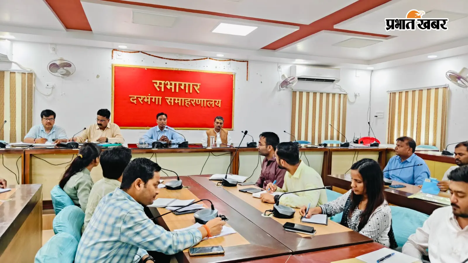 फोटो-2परिचय- बैठक में शामिल डीएम कौशल कुमार, विधायक राजेश कुमार मंडल व अन्य. | Prabhat Khabar Network