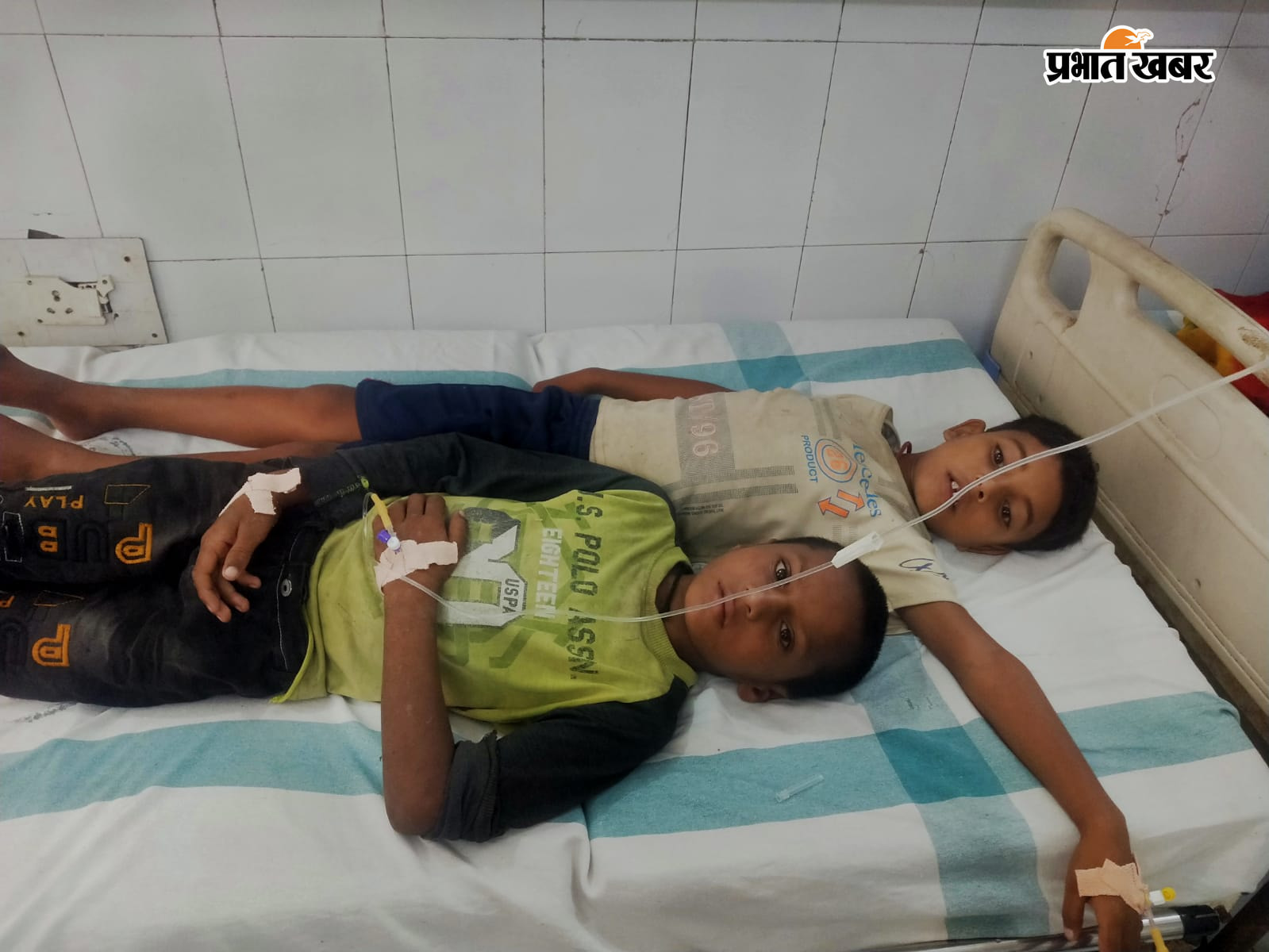 बीमार बच्चों का अनुमंडलीय अस्पताल में इलाज करते चिकित्सक | Prabhat Khabar Network
