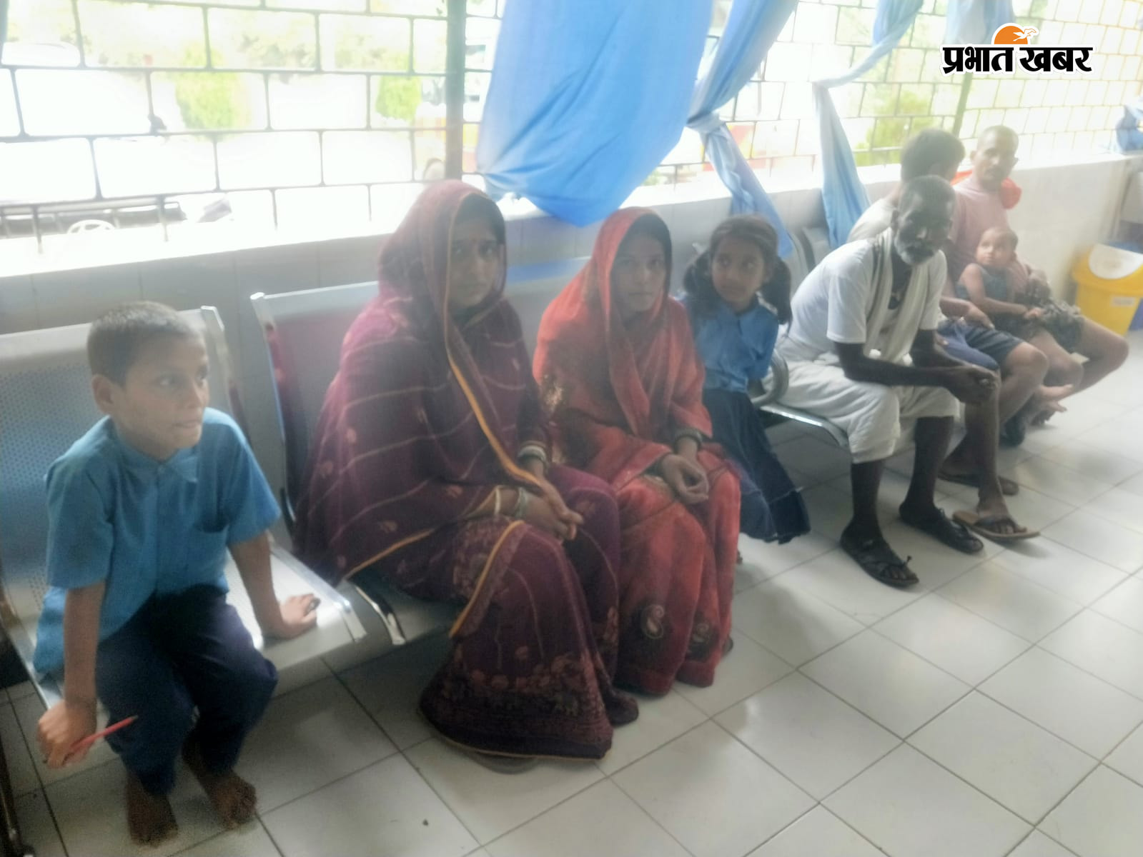 बीमार बच्चों का अनुमंडलीय अस्पताल में इलाज करते चिकित्सक | Prabhat Khabar Network