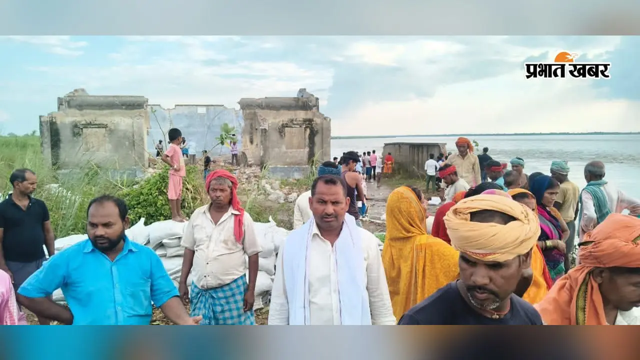 बगहा में गंडक का कहर: 109 घर नदी में समाए, अब लोग खुद तोड़ रहे अपना आशियाना