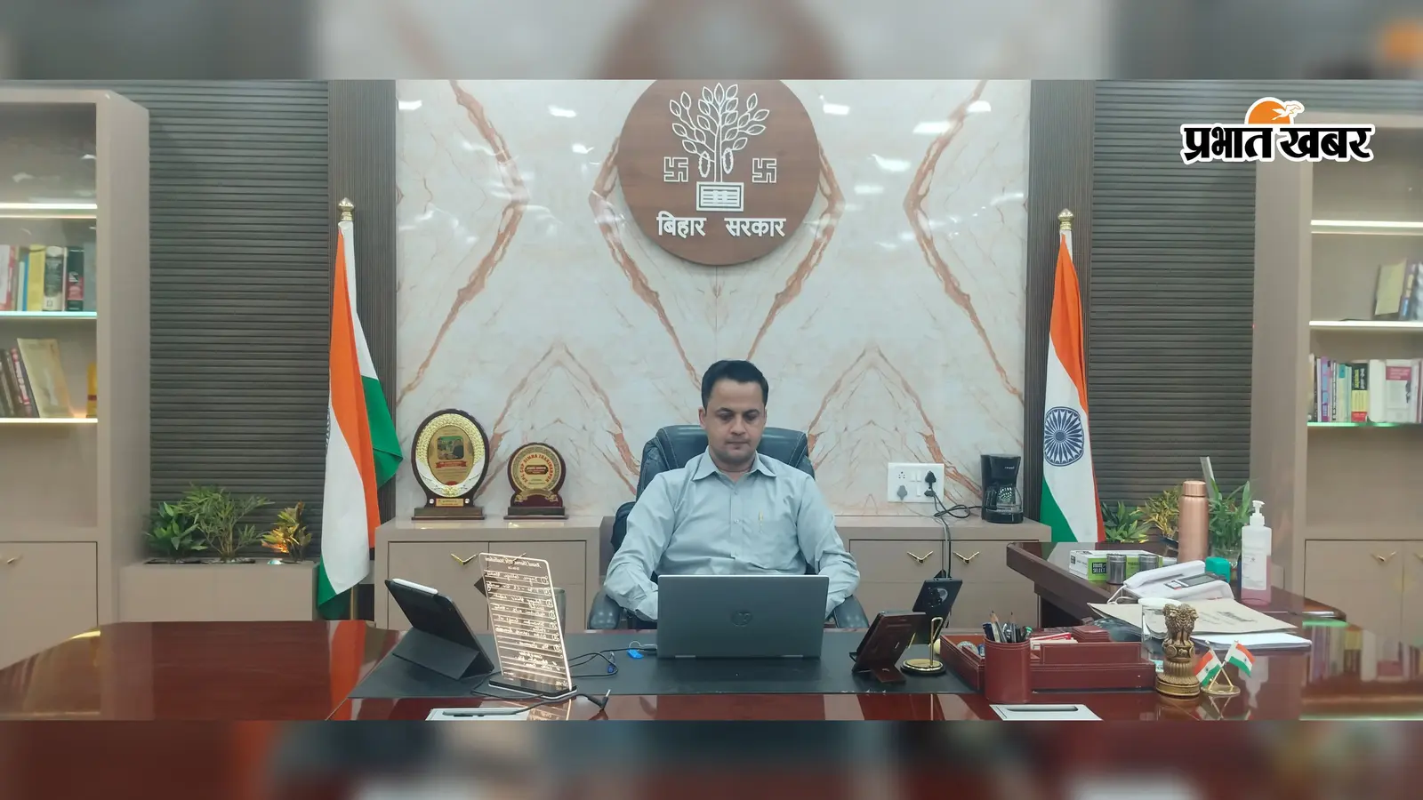 बैठक करते डीएम | Prabhat Khabar Network