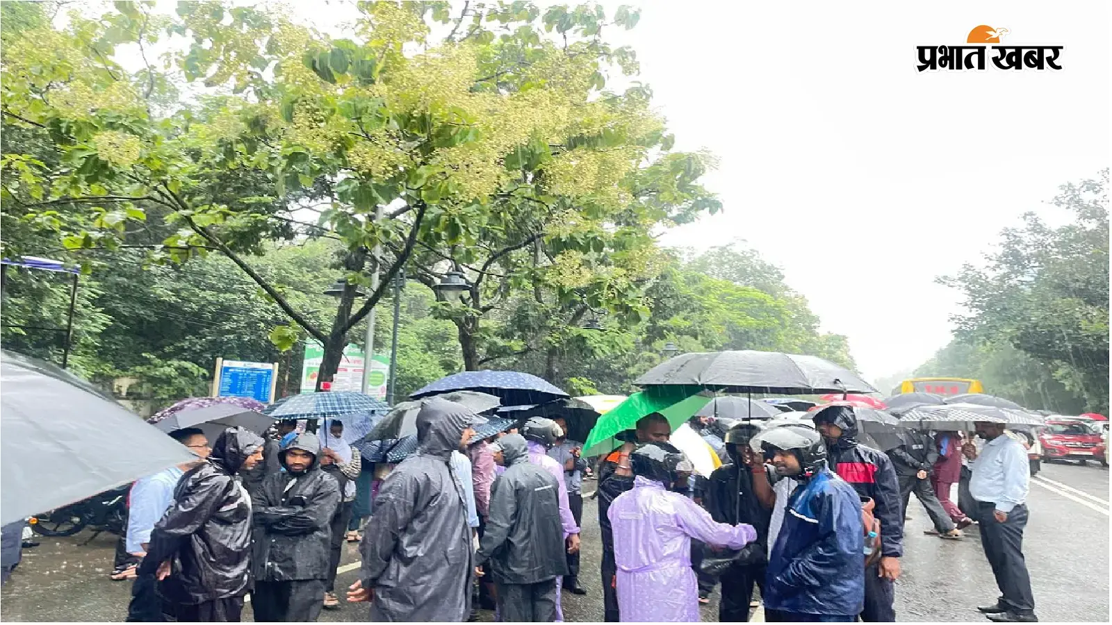 JSSC CGL रद्द होने के बाद नौकरी बचाने सड़क पर उतरे चयनित कर्मचारी, फ्लैश लाइट मार्च निकालकर जताया विरोध