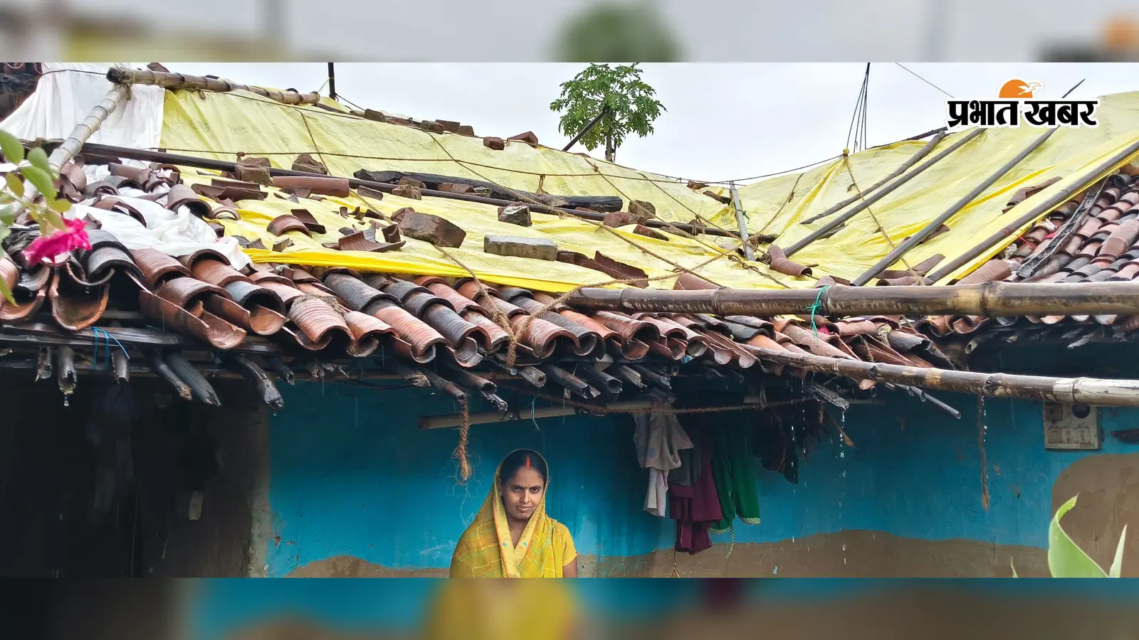 Palamu: पक्का मकान दिखाकर आवास से किया वंचित, बारिश में खपरैल घर पर प्लास्टिक लगाकर परिवार रहने को मजबूर