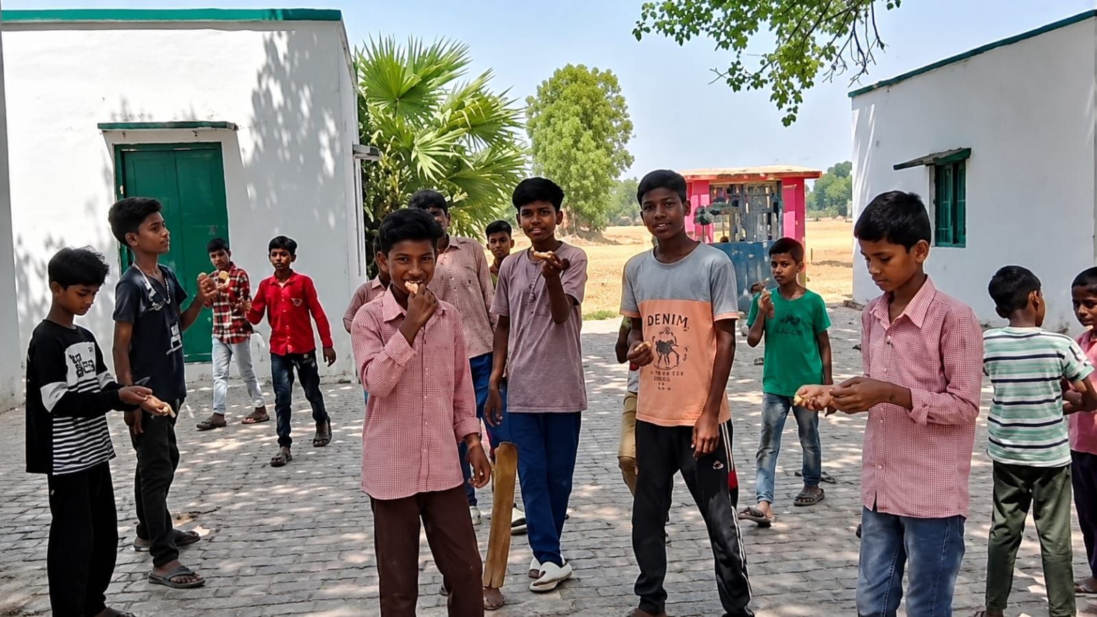 हाथ में रोटी लेकर खाते स्कूली बच्चे 