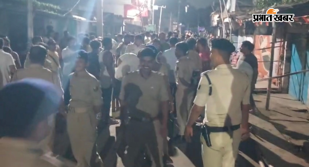 1 घटनास्थल पर मौजूद पुलिस  2 घटना के बाद आक्रोशित लोगों को समझाते हुए स्थानीय पुलिस | Prabhat Khabar Network