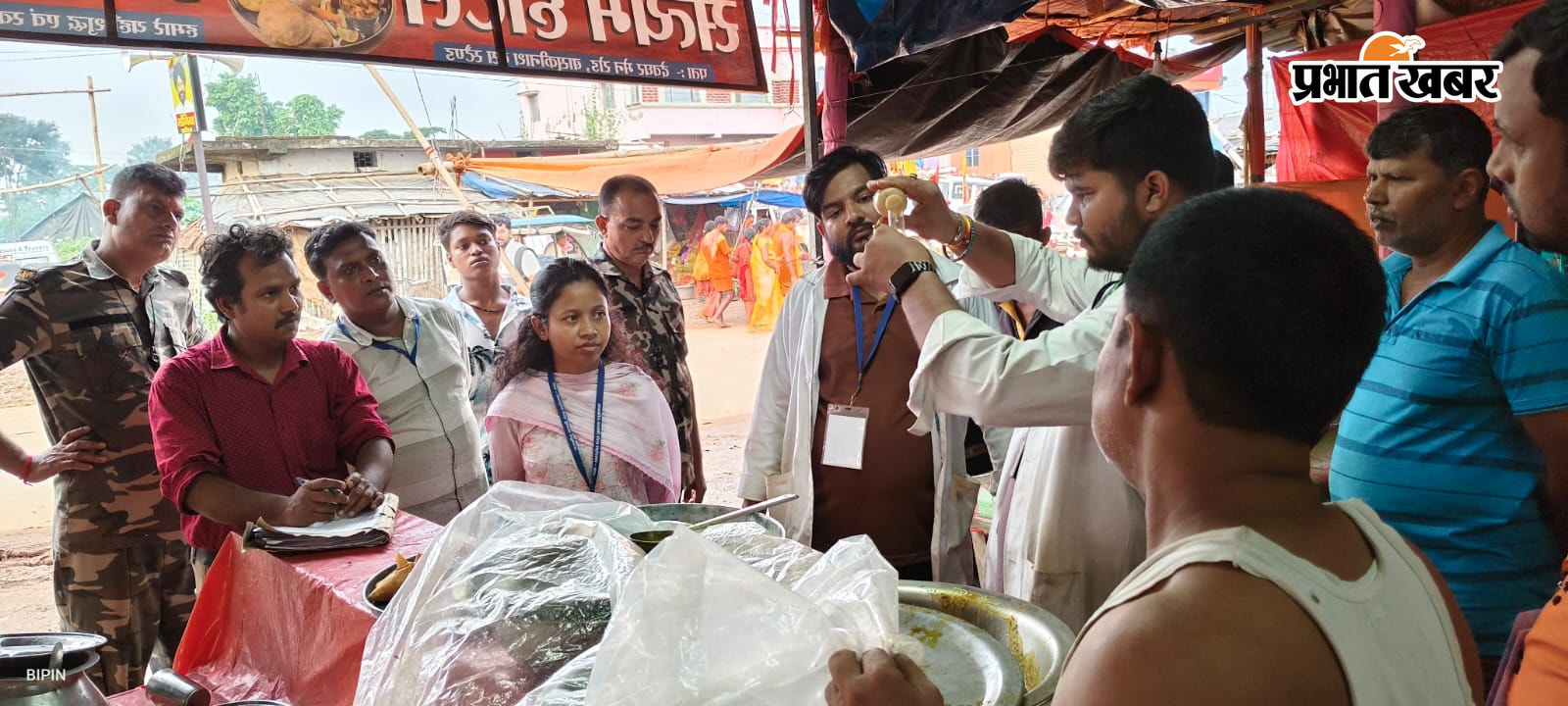 श्रावणी मेला में खाद्य प्रतिष्ठानों की जांच करते खाद्य सुरक्षा पदाधिकारी.