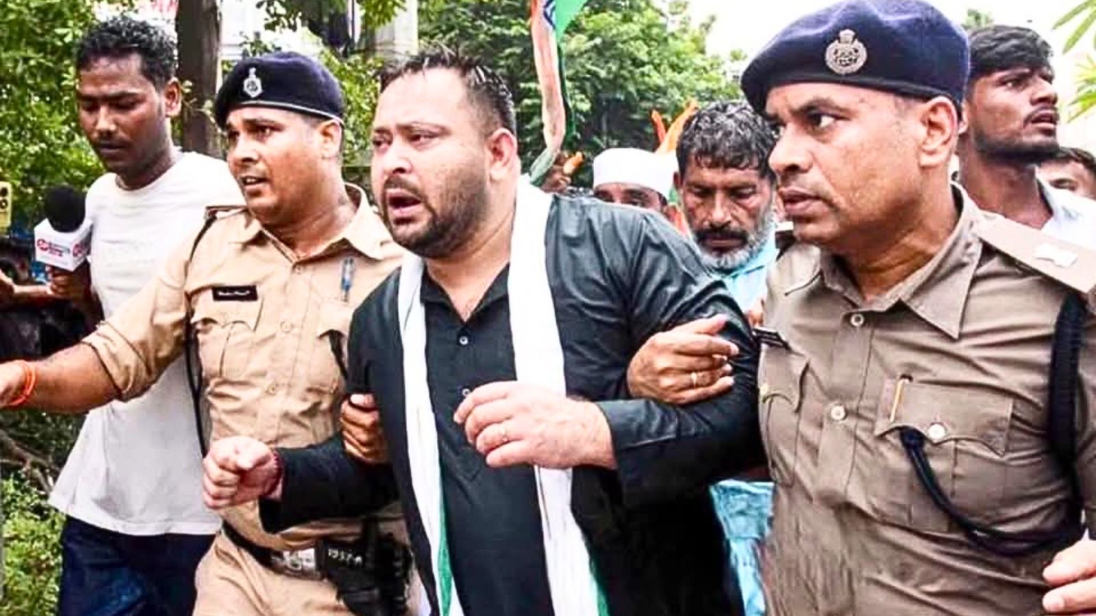 तेजस्वी को हिरासत में लेकर थाने ले गई थी पुलिस 