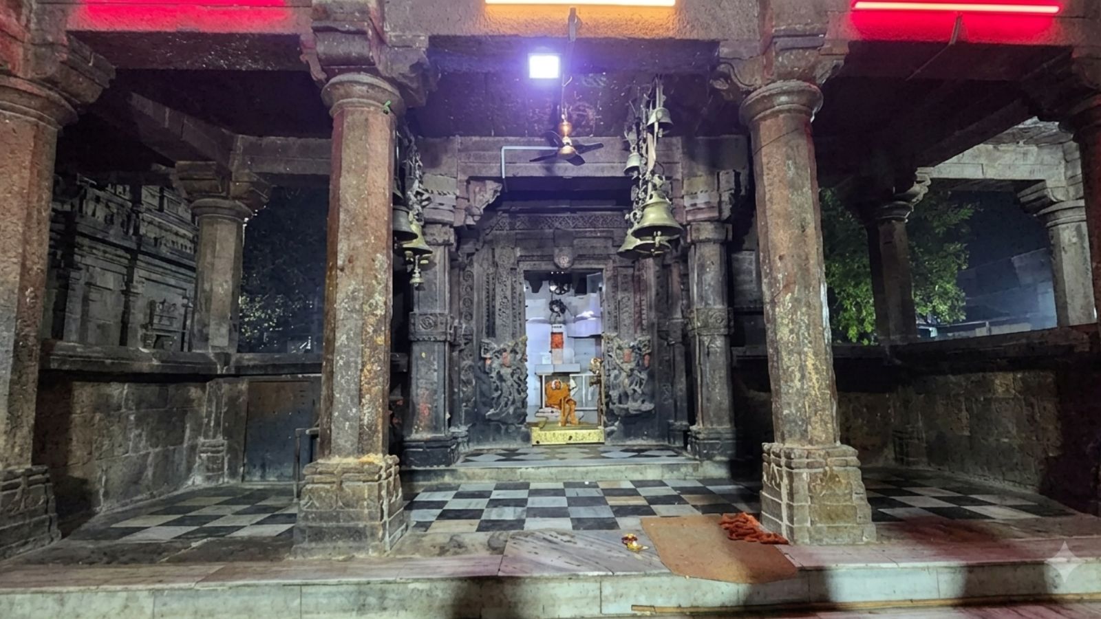 कर्दमेश्वर महादेव मंदिर का प्राचीन गर्भगृह