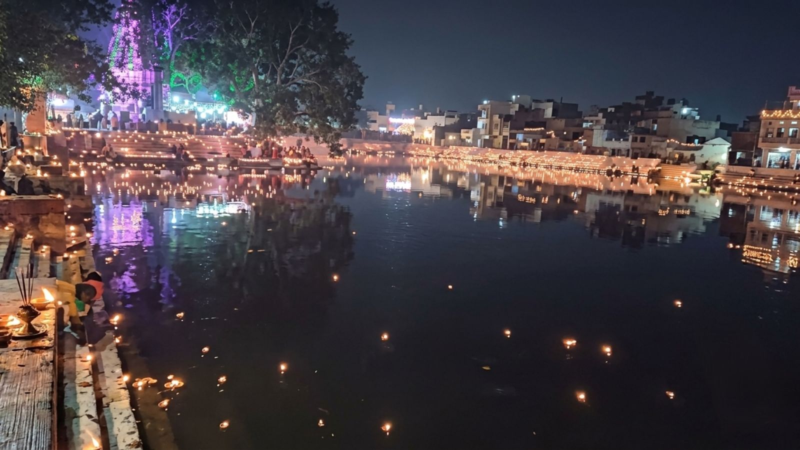 मंदिर परिसर का प्राचीन तालाब