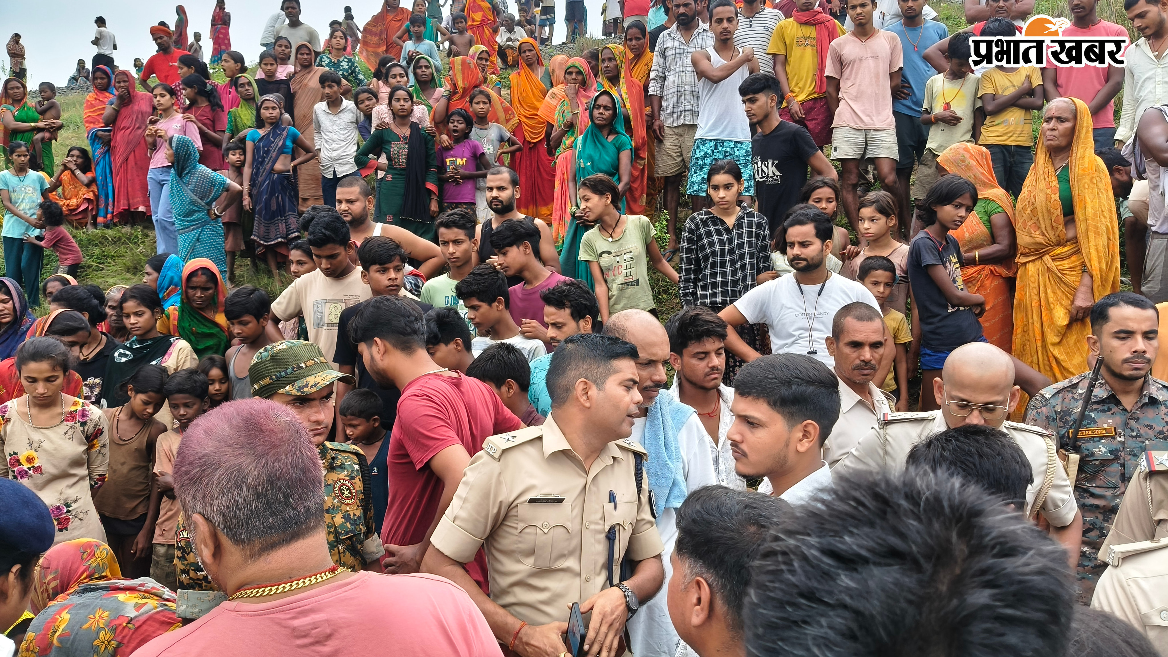 शव मिलने के बाद मौके पर लोगों की भीड़ और जांच करती पुलिस | Prabhat Khabar Network