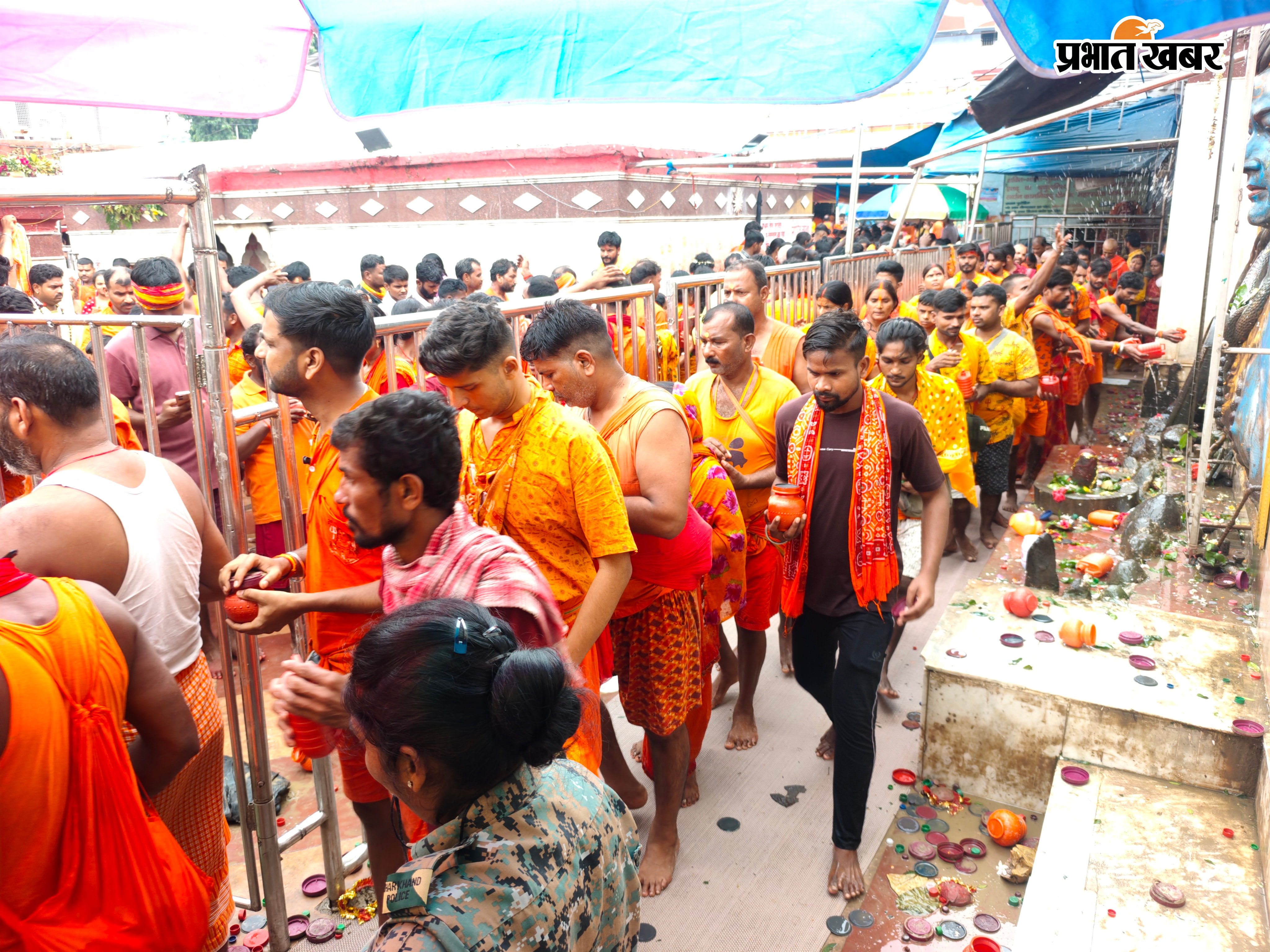 कतारबद्ध श्रद्धालु.