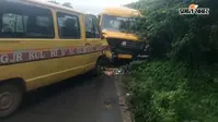 जौनपुर में ओवरटेक के चक्कर में स्कूल वैन से भिड़ी तेज रफ्तार बस, पलटी बच्चों से भरी वैन, सात घायल