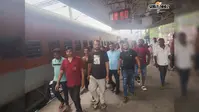 बक्सर स्टेशन पर ट्रेन में यात्री की मौत, डेढ़ घंटे तक खड़ी रही डिब्रूगढ़-एलटीटी एक्सप्रेस, यात्री परेशान