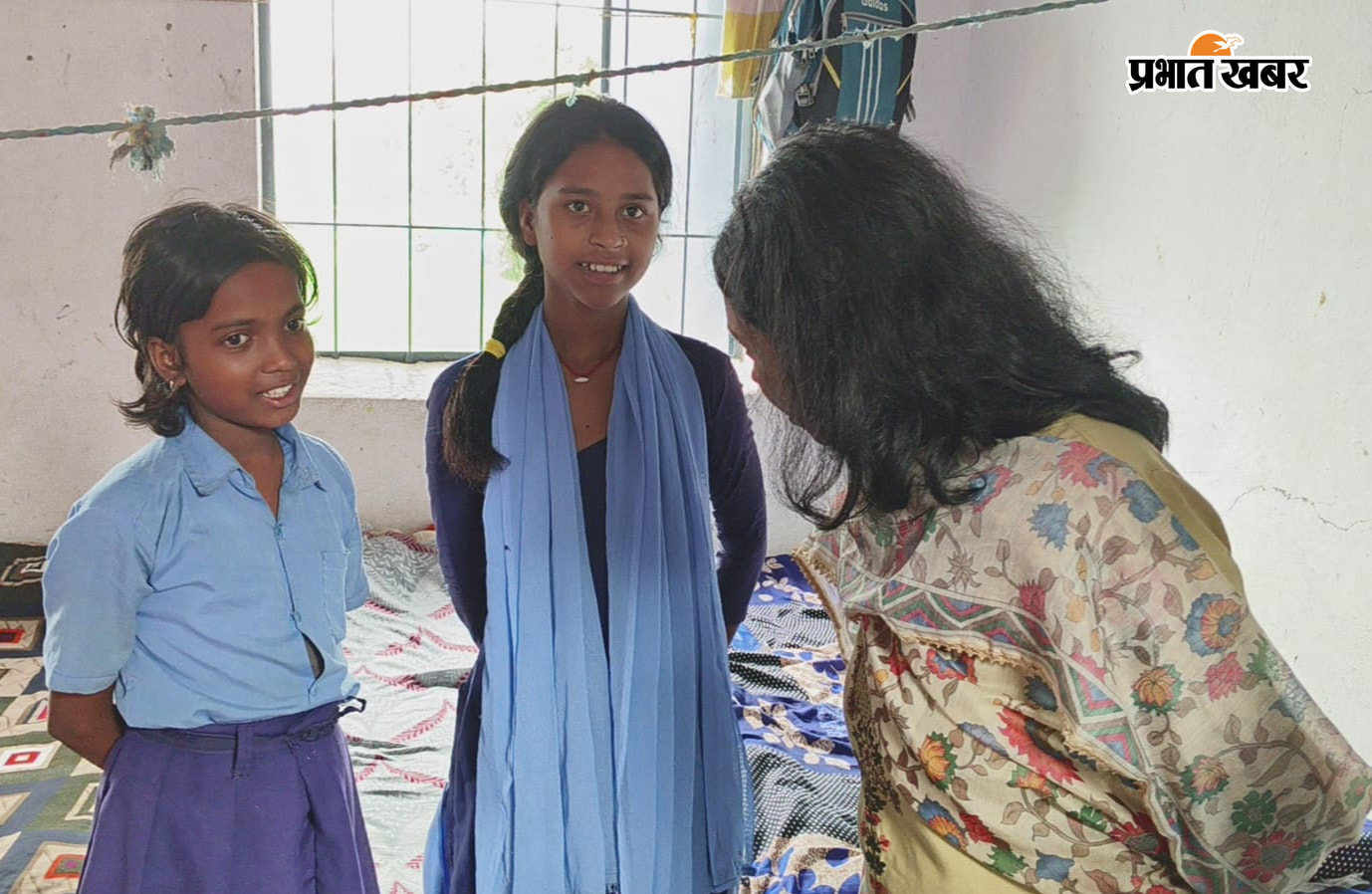 फोटो कैप्शन : सासाराम के सेमरा स्थित कस्तूरबा गांधी बालिका विद्यालय में निरीक्षण के दौरान छात्राओं से जानकारी लेती एसडीम नेहा कुमारी. | Prabhat Khabar Network