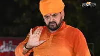 100 गाड़ियों के काफिले के साथ लखनऊ पहुंचे बृजभूषण, बुलडोजर से बरसे फूल; धर्मेंद्र प्रधान पर क्या बोले?