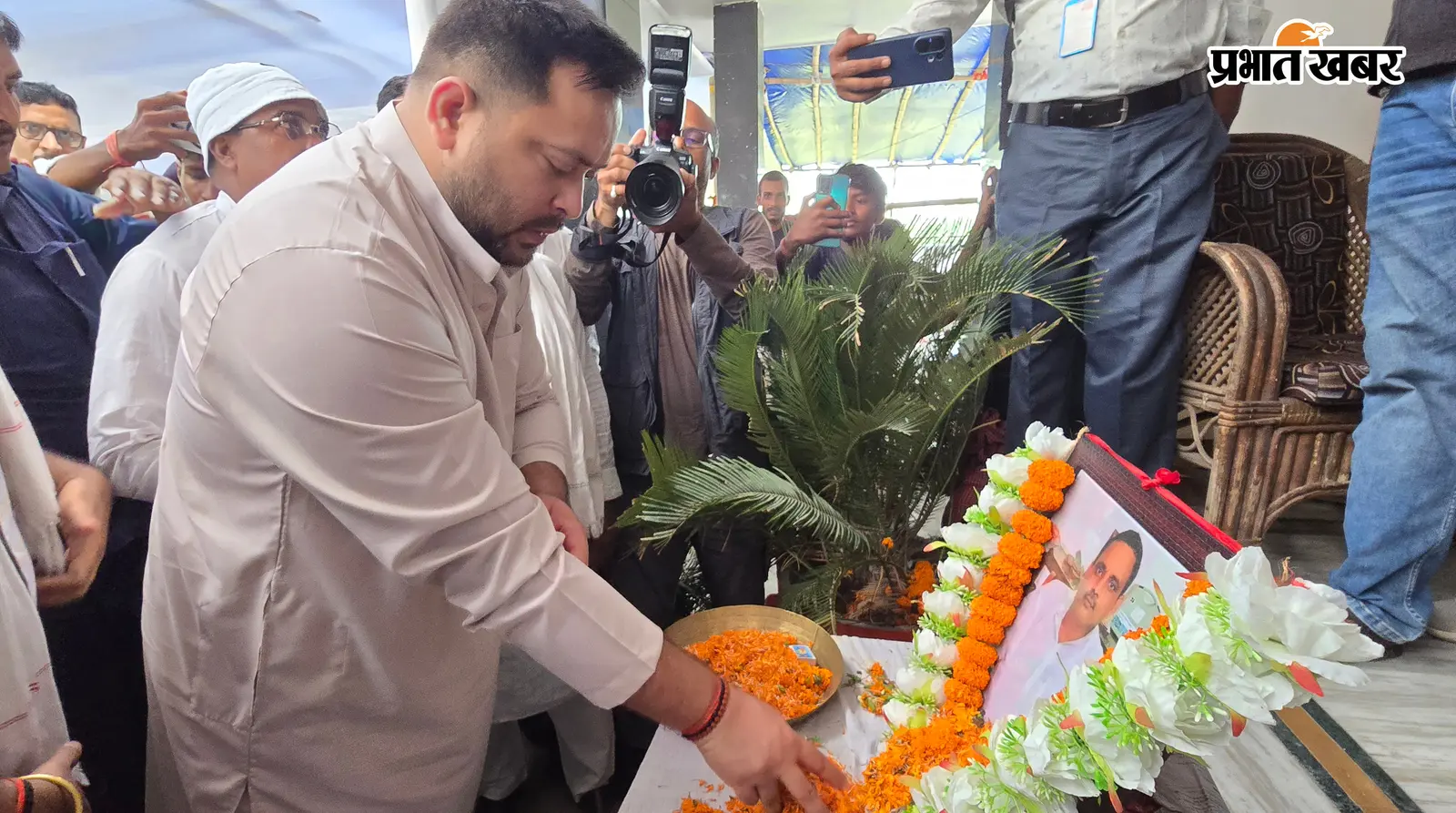 हाजीपुर : ठेकेदार रामनरेश राय के घर पहुंचे तेजस्वी यादव, परिजनों से मिलकर की सुरक्षा की मांग, मॉर्निंग वॉक के दौरान हुई थी हत्या