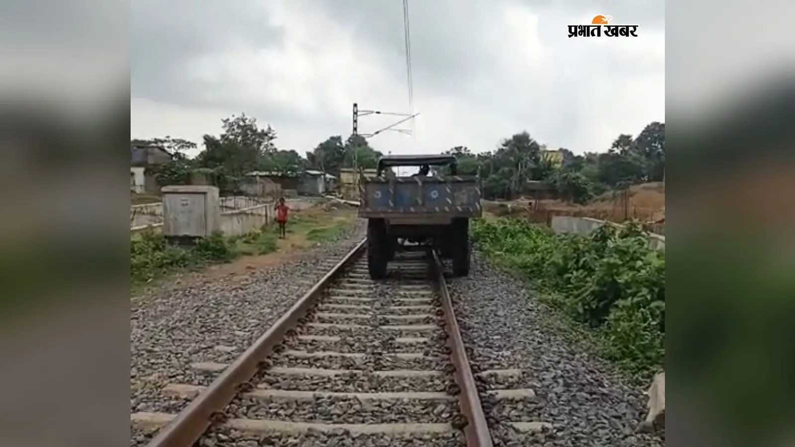 गजब कारनामा! सड़क छोड़ रेलवे ट्रैक पर दौड़ी ट्रैक्टर, चालक गिरफ्तार