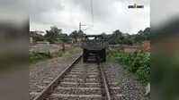 गजब कारनामा! सड़क छोड़ रेलवे ट्रैक पर दौड़ी ट्रैक्टर, चालक गिरफ्तार