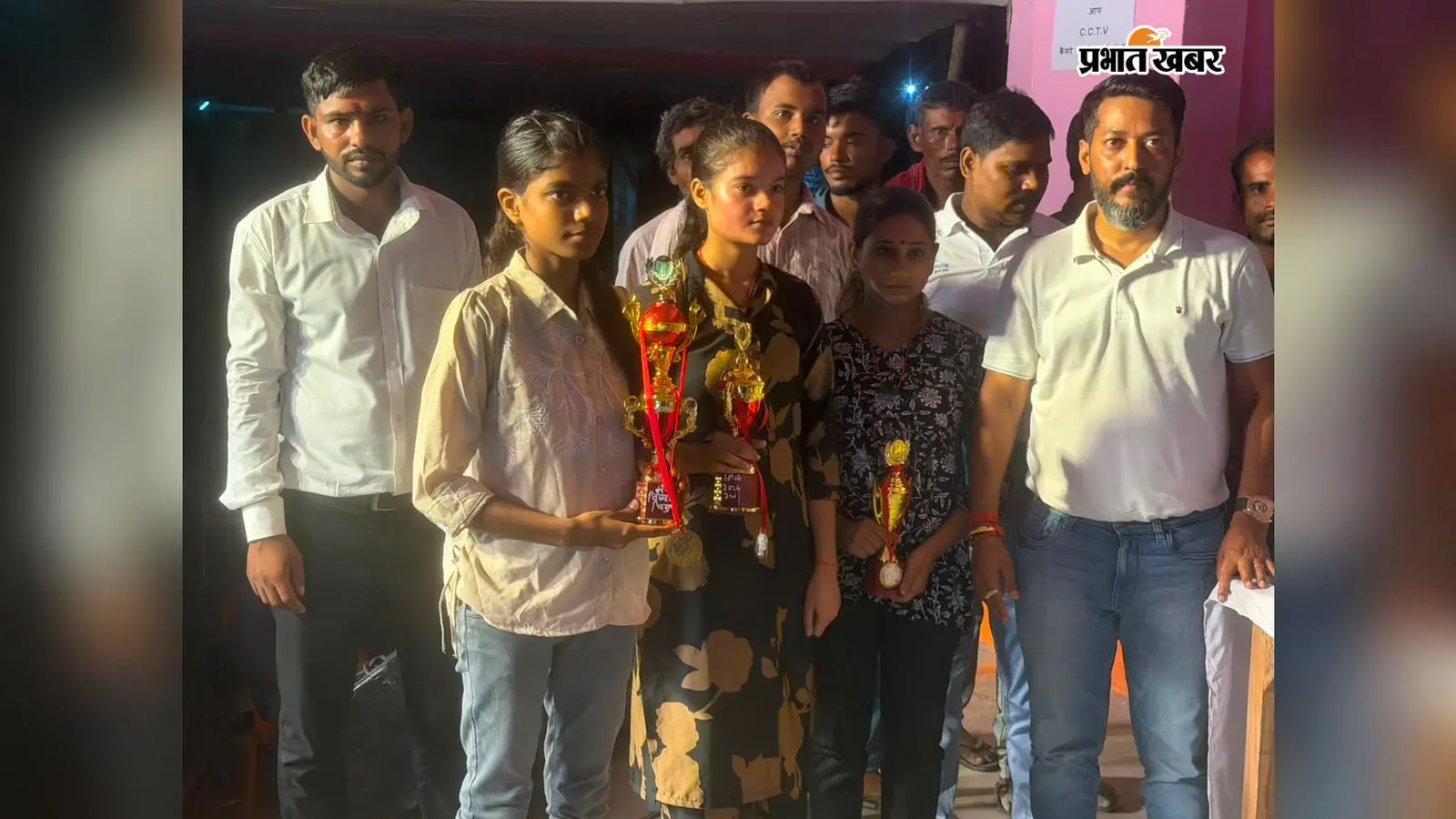 पांच घंटे चला क्विज का रोमांच, शिवानी प्रथम और स्मृति द्वितीय; दोनों की पढ़ाई का खर्च उठाएंगे रॉबिन स्मिथ