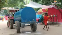 चिलचिलाती धूप में राहत की फुहार : तारापुर कच्ची कांवरिया पथ पर टैंकरों से छिड़का जा रहा पानी