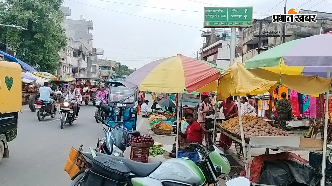 सूर्यगढ़ा नगर परिषद की पहली सरकार गठन के साढे तीन वर्ष बाद भी विकास की रफ्तार धीमी : नहीं बना वाहन पड़ाव, सड़क पर ही सज रही दुकानें