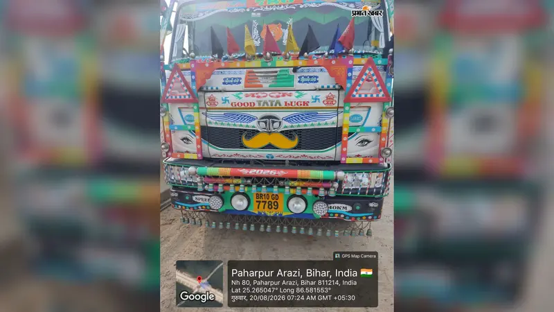 मुंगेर-भागलपुर फोरलेन पर बिना वैध चालान के गिट्टी लदे दो ट्रक छोड़कर भागे चालक, पुलिस ने किया जब्त