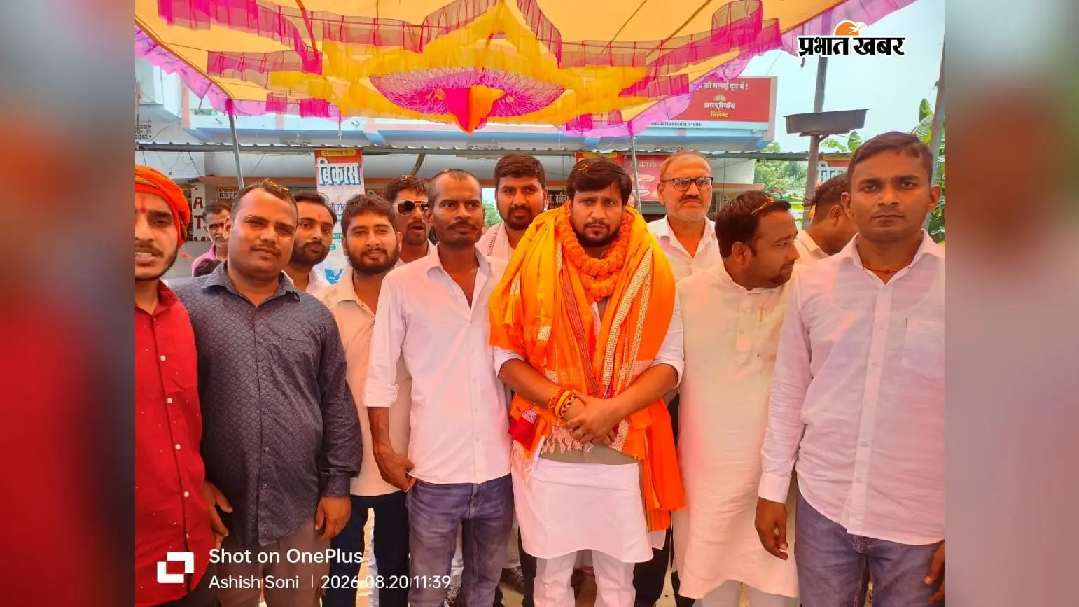 सीवान जाते समय सारण के चैनवा चट्टी पर रुके भाजयुमो प्रदेश अध्यक्ष, कार्यकर्ताओं ने ढोल-नगाड़ों और आतिशबाजी के साथ किया अभिनंदन