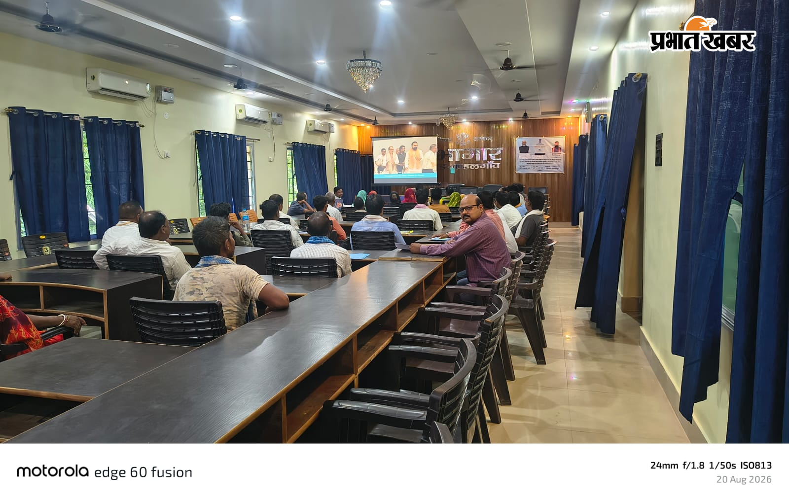 कहलगांव में कार्यक्रम का लाइव प्रसारण देखते हुए लाभुक एवं लाभुकों को चाबी देते प्रमुख और बीडीओ | Prabhat Khabar Network