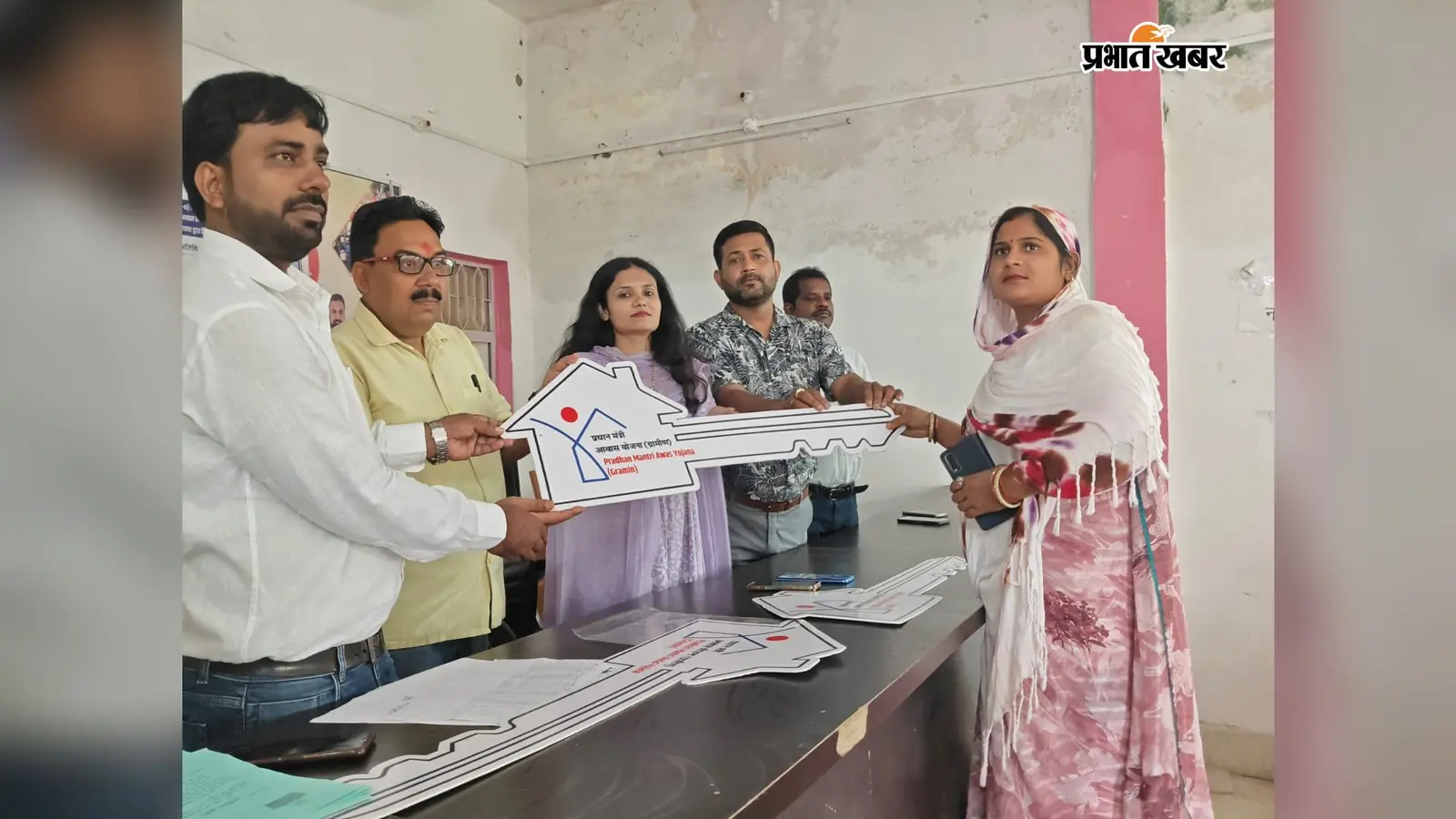 सालों का इंतजार खत्म, 10 परिवारों को मिला अपना पक्का घर; चाबी हाथ में आते ही छलकी खुशी