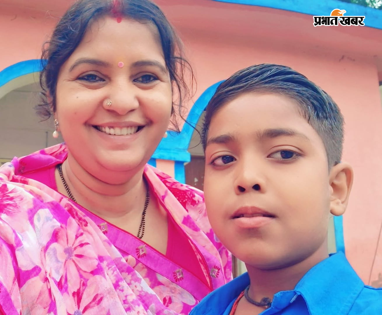 फोटो -- राजकीय शिक्षक पुरस्कार से सम्मानित शिक्षिका वीणा कुमारी के साथ सेल्फी लेते पहले विद्यालय पहुँचने वाले छात्र/ छात्रा. | Prabhat Khabar Network