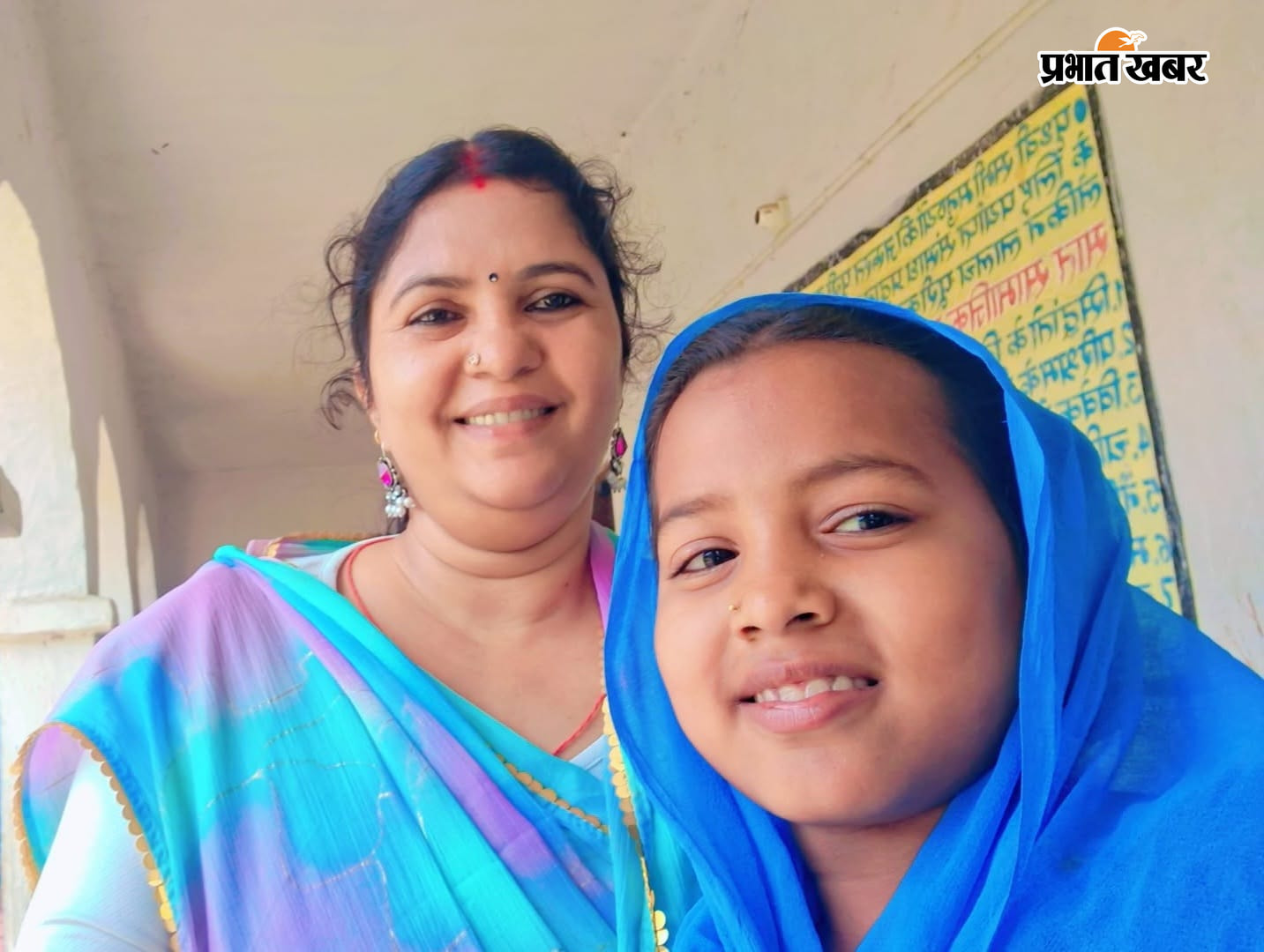 फोटो -- राजकीय शिक्षक पुरस्कार से सम्मानित शिक्षिका वीणा कुमारी के साथ सेल्फी लेते पहले विद्यालय पहुँचने वाले छात्र/ छात्रा. | Prabhat Khabar Network