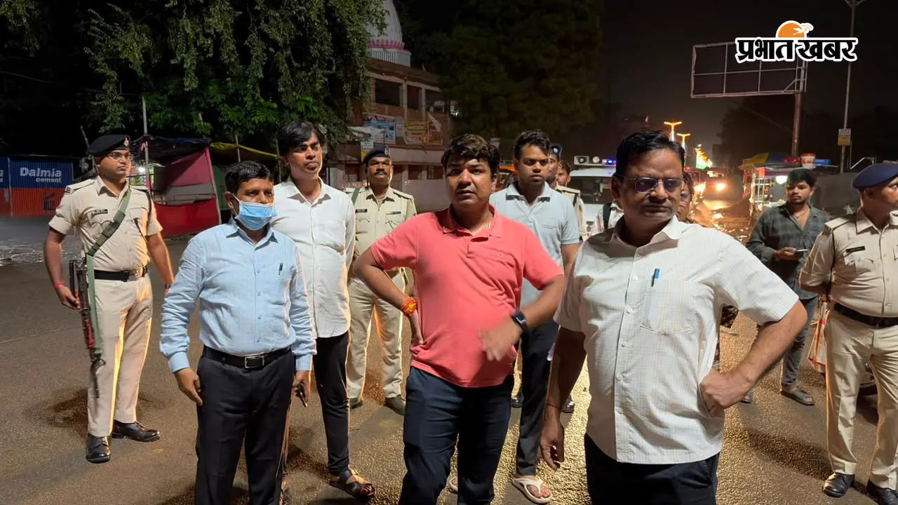 सासाराम: शहर की सफाई, ट्रैफिक जाम और अतिक्रमण पर सख्त हुए DM दीपक कुमार मिश्रा; देर शाम सड़कों पर उतरकर लिया जायजा