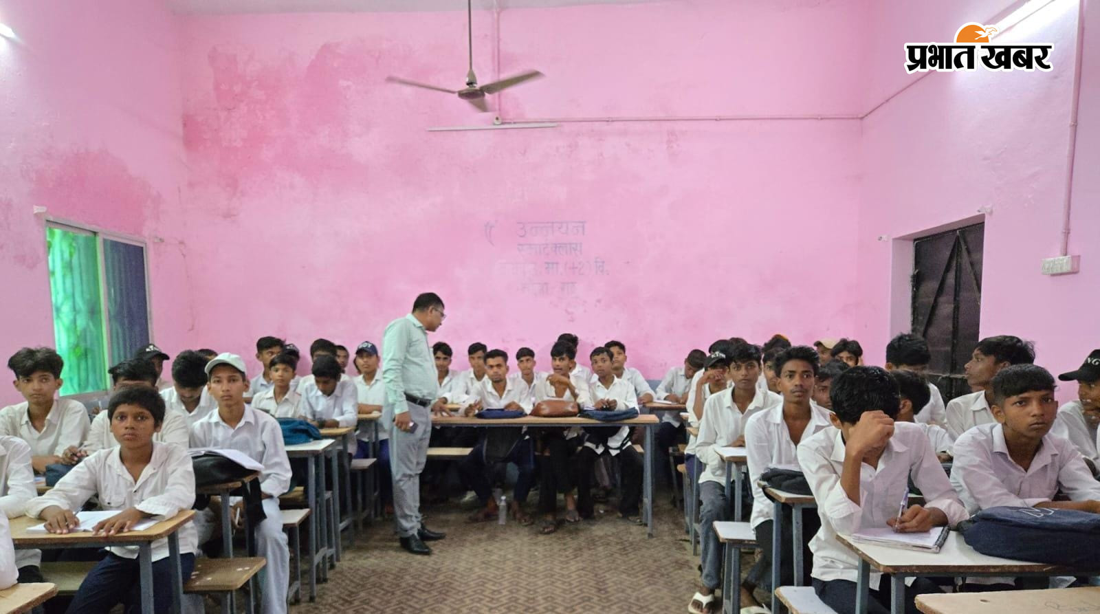 फोटो:- स्कूल में बच्चों से जानकारी लेते डीइओ  फोटो:- प्रैक्टिकल कक्ष की जांच करते डीइओ फोटो:- शिक्षकों से पूछताछ करते डीइओ  फोटो:- छात्राओं की कक्षा में स्कूल की गतिविधिया कि जानकारी लेते डीइओ | Prabhat Khabar Network