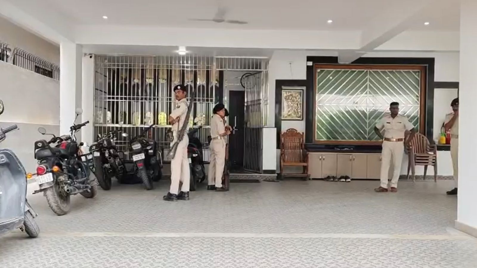 करीब 10 वाहनों से गांव पहुंची EOU की टीम