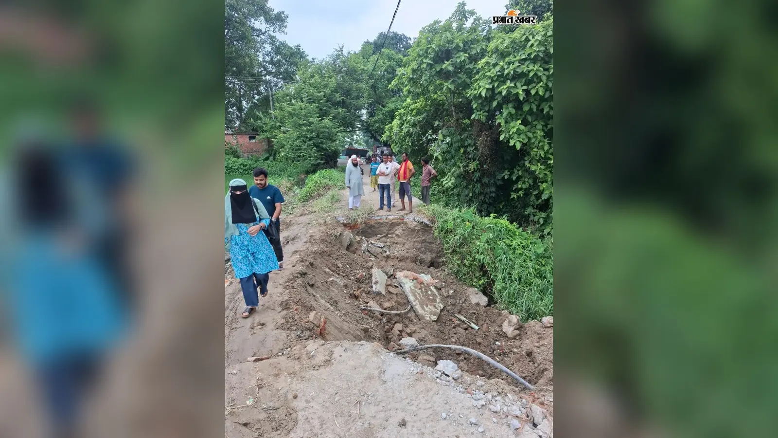 Bagaha News: कॉलेज जाने वाली सड़क बनी मुसीबत, गड्ढों और दलदल के बीच परीक्षा देने पहुंच रहे छात्र