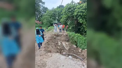 Bagaha News: कॉलेज जाने वाली सड़क बनी मुसीबत, गड्ढों और दलदल के बीच परीक्षा देने पहुंच रहे छात्र