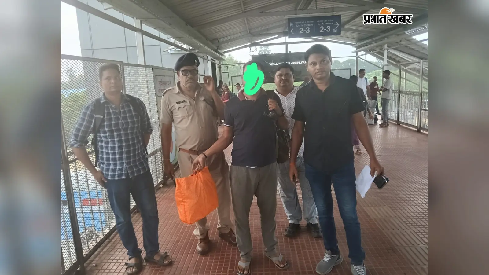 जमालपुर स्टेशन पर CIB की कार्रवाई, ट्रेन से उतरते युवक के पास मिली 10 बोतल विदेशी शराब