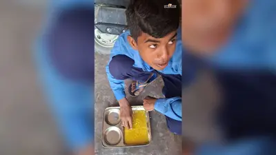बच्चों की थाली में सिर्फ दाल का पानी? मध्याह्न भोजन की हालत देख ग्रामीणों ने उठाए सवाल