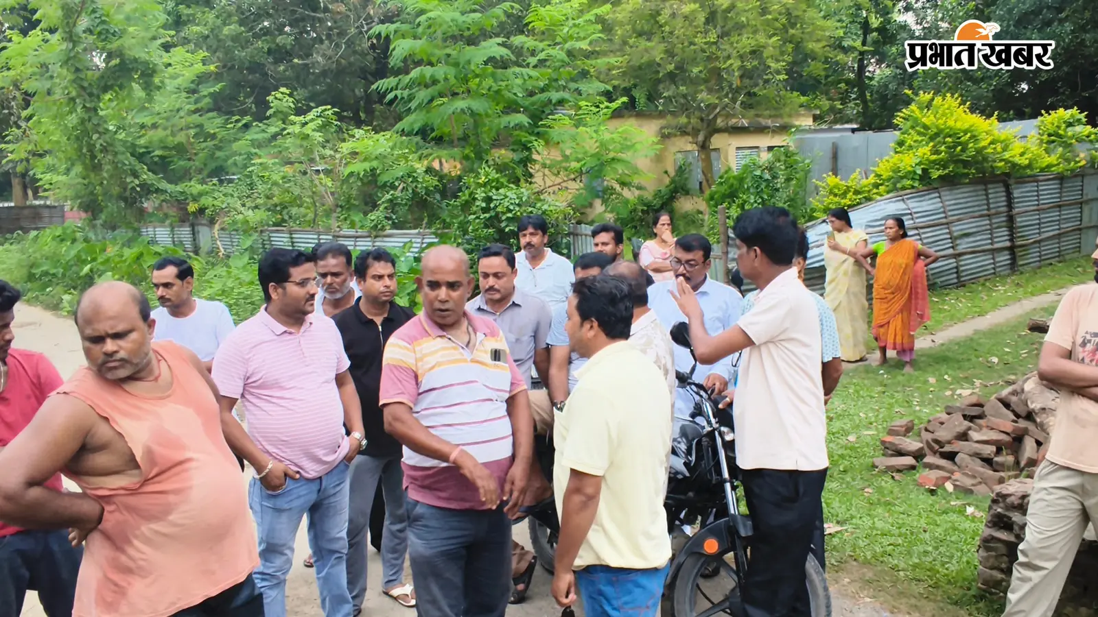वीरपुर में नाला निर्माण को लेकर लोगों का विरोध, घटिया बालू-गिट्टी और कम ढलाई का लगाया आरोप