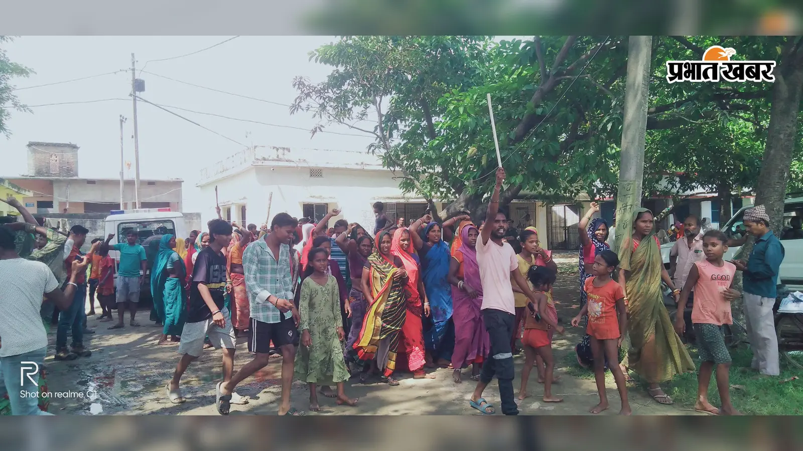 दिवेश हत्याकांड के छह दिन बाद भी गिरफ्तारी नहीं, आक्रोशित ग्रामीणों ने थाने पर किया जोरदार हंगामा